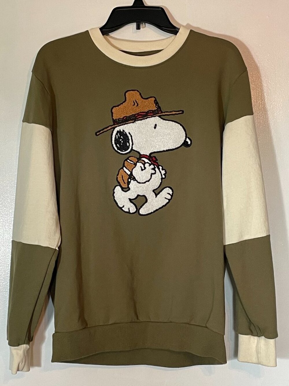 Peanuts Snoopy Women’s Army Green Crewneck Sweatshirt Size M Embroidered